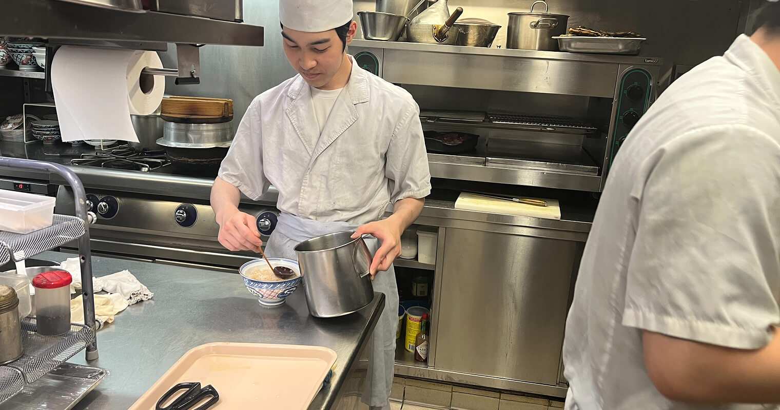 野田岩パリ店で働くということ